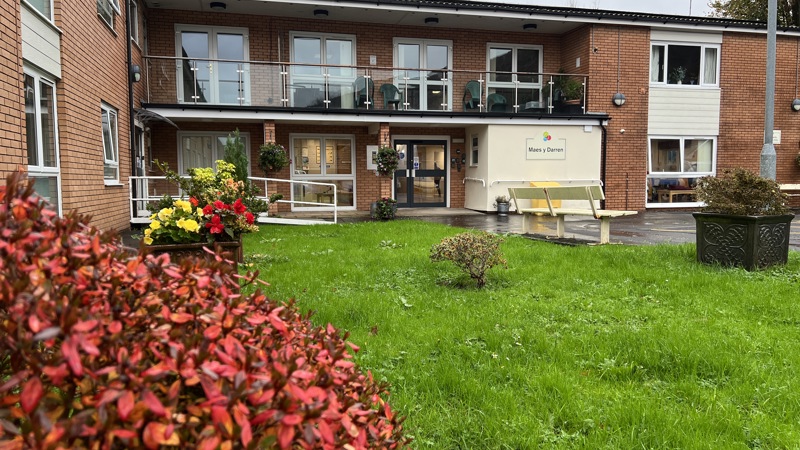 Maes y Darren, Ystalyfera